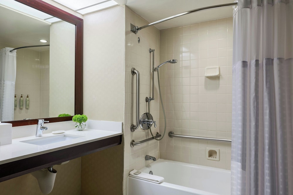 غرفة بسرير كينج لذوي الإعاقة، Renaissance Los Angeles Airport Hotel 2/2