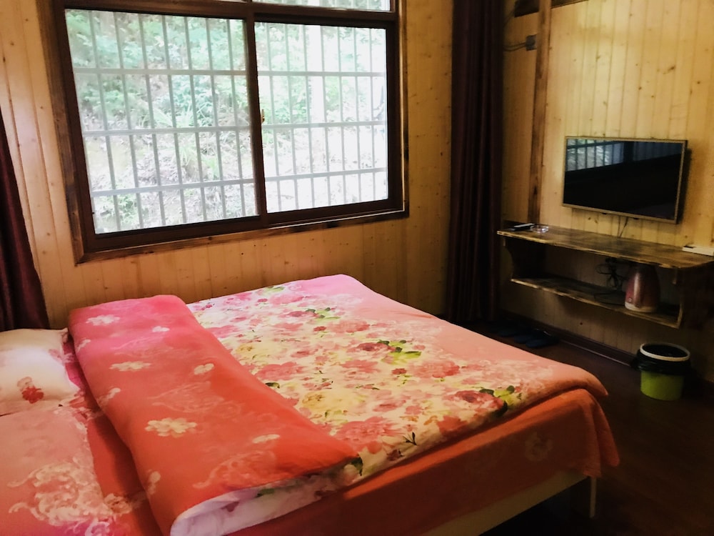 STANDARD, DOUBLE BED, MOUNTAIN VIEW