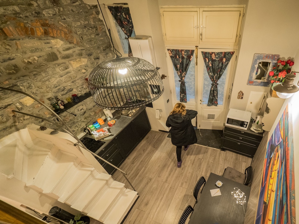 Petrella's Point Studio 21/28