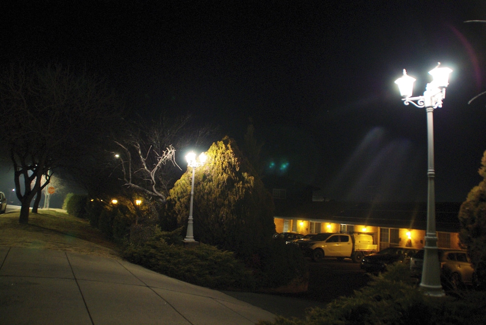 WHITE LANTERNS MOTEL 12/60