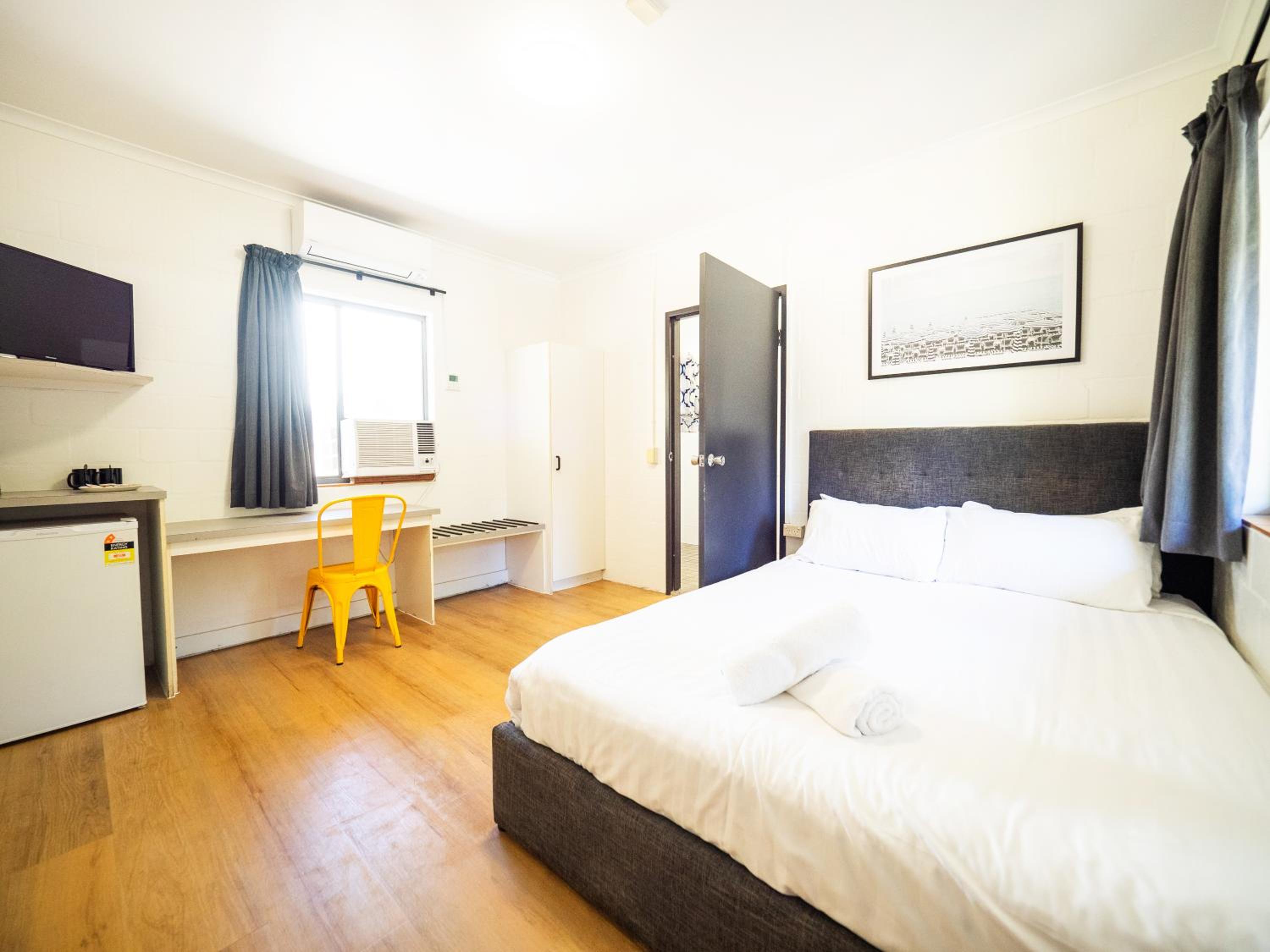 ROOM, QUEEN BED