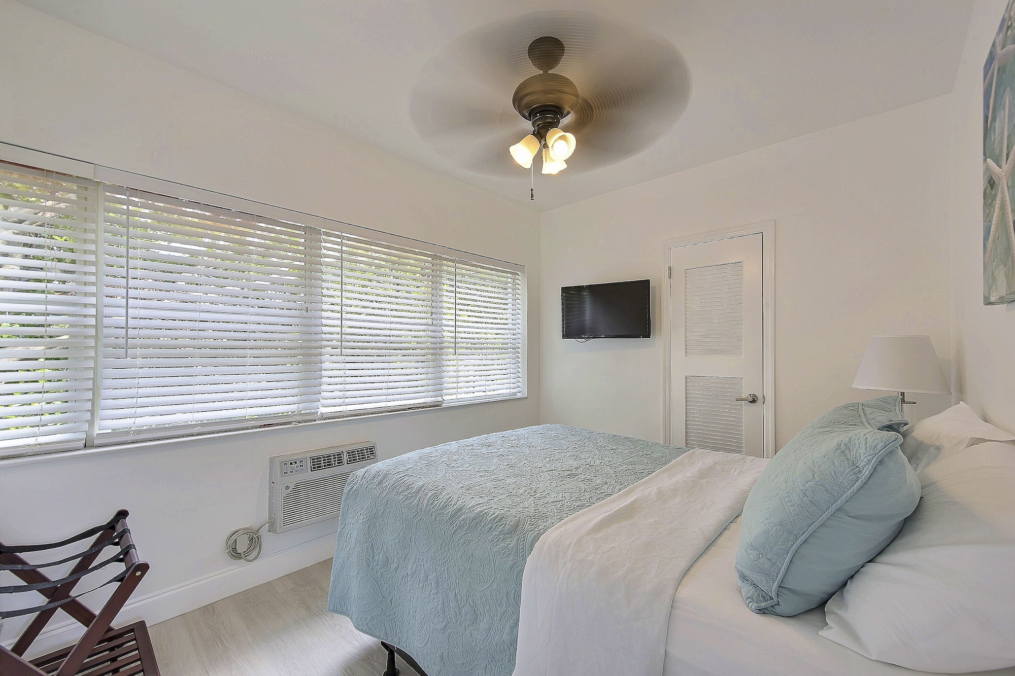 JUNIOR SUITE, QUEEN BED, KITCHEN