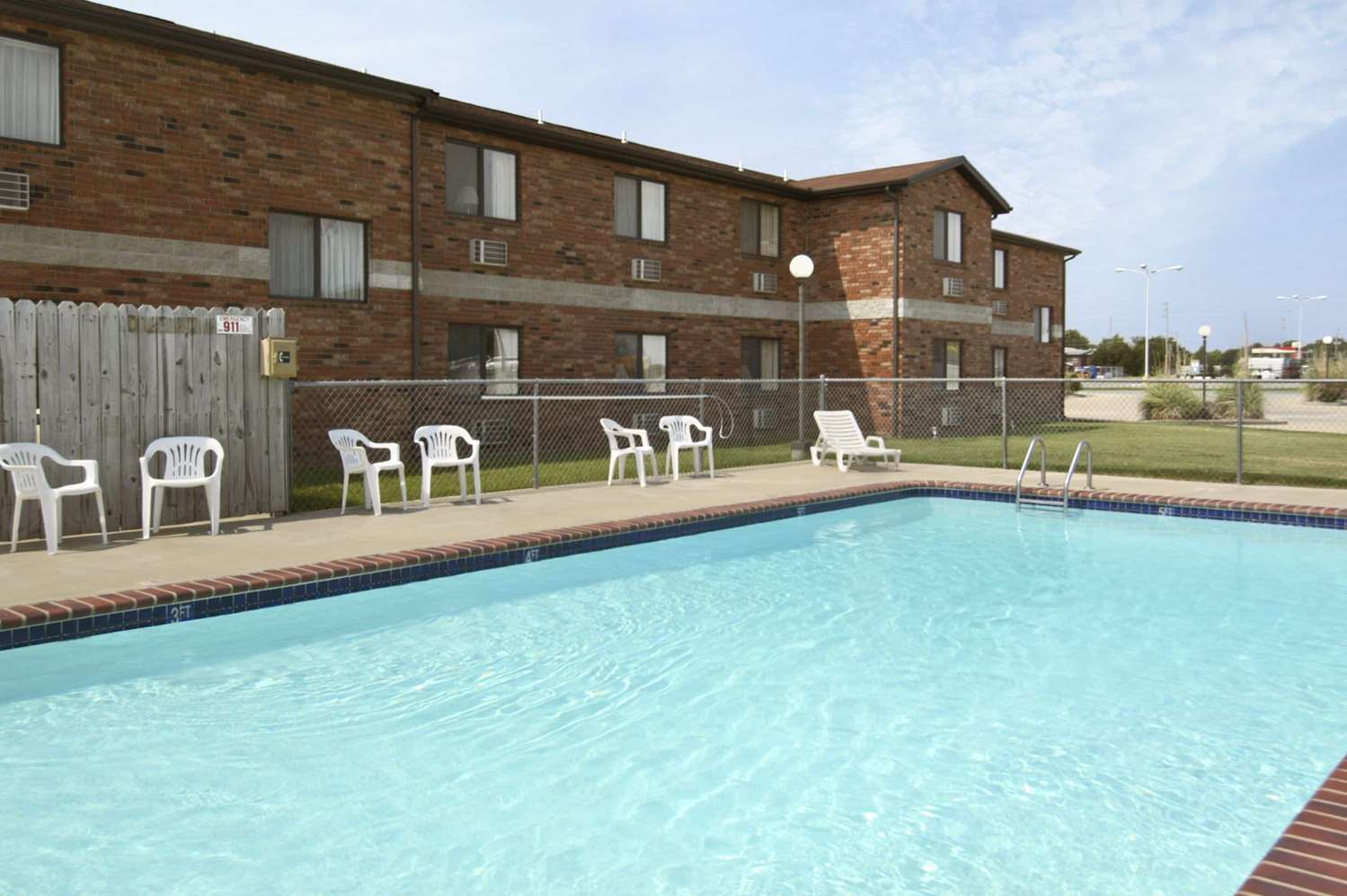 Super 8 By Wyndham Independence 4/23