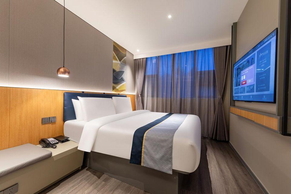 Business, Queen Bed