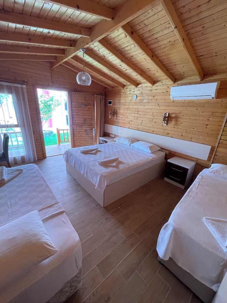 DELUXE, BUNGALOW