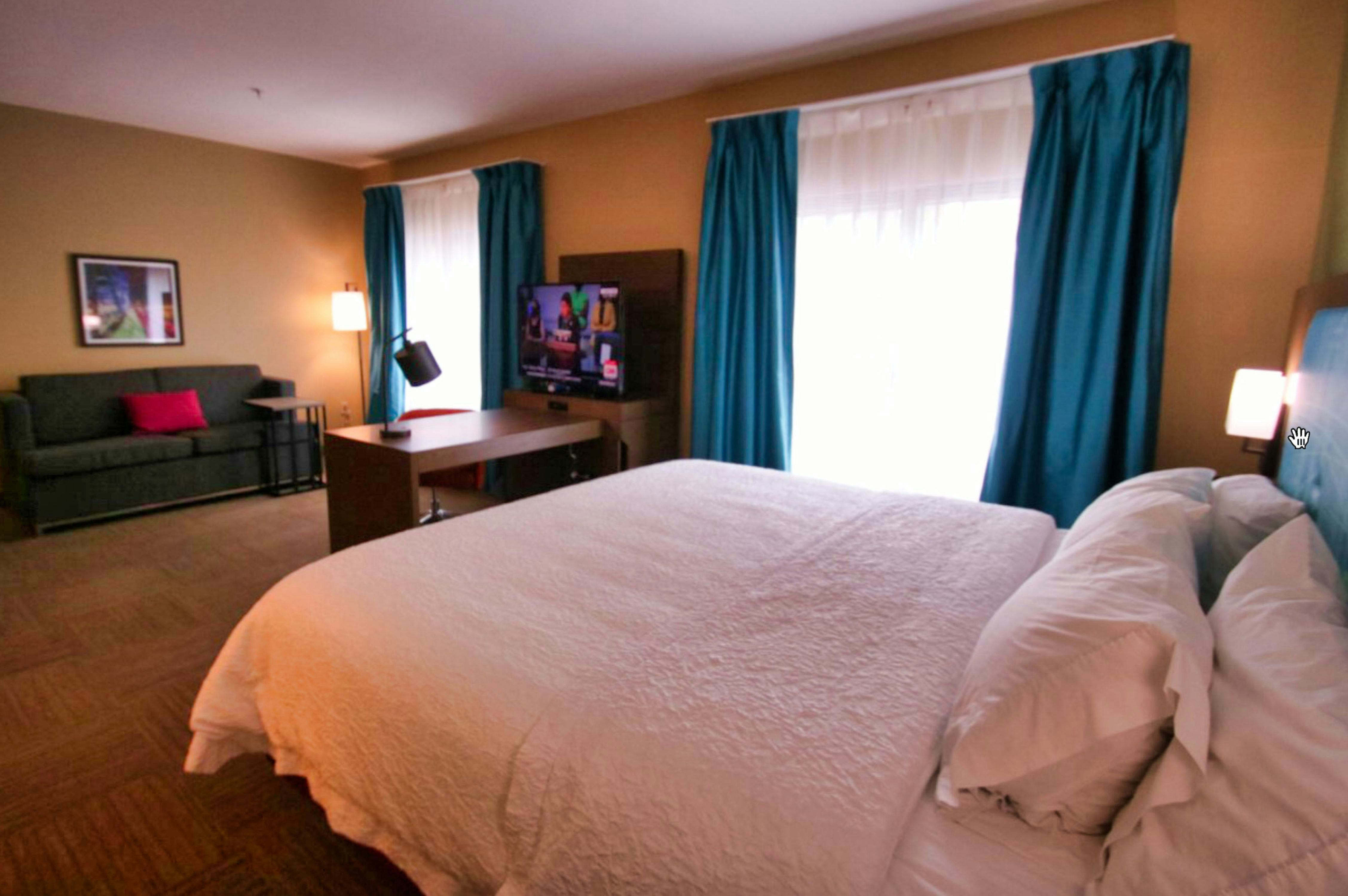 STUDIO, SUITE, KING BED