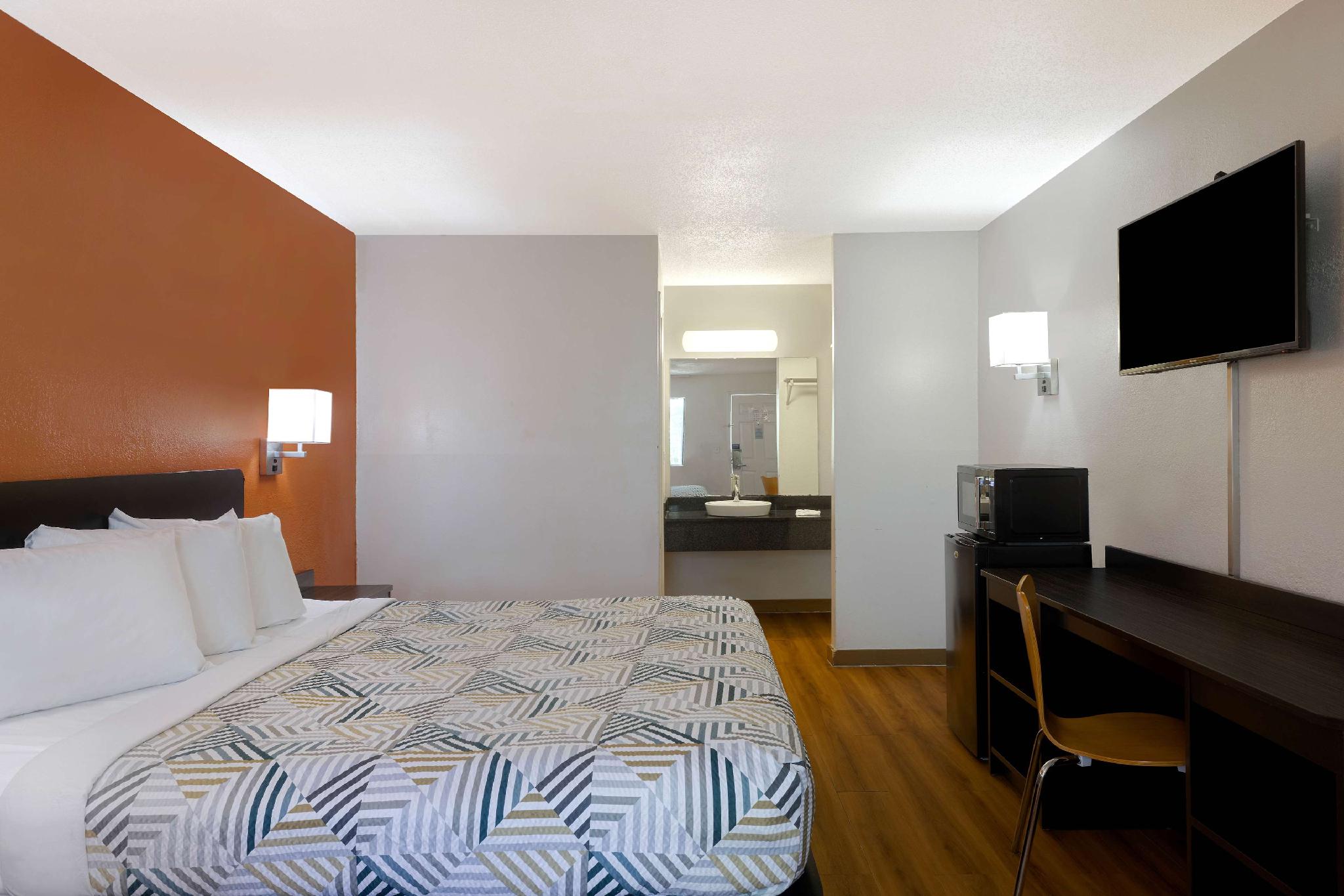 1 King Bed - Non-Smoking, Micfridge