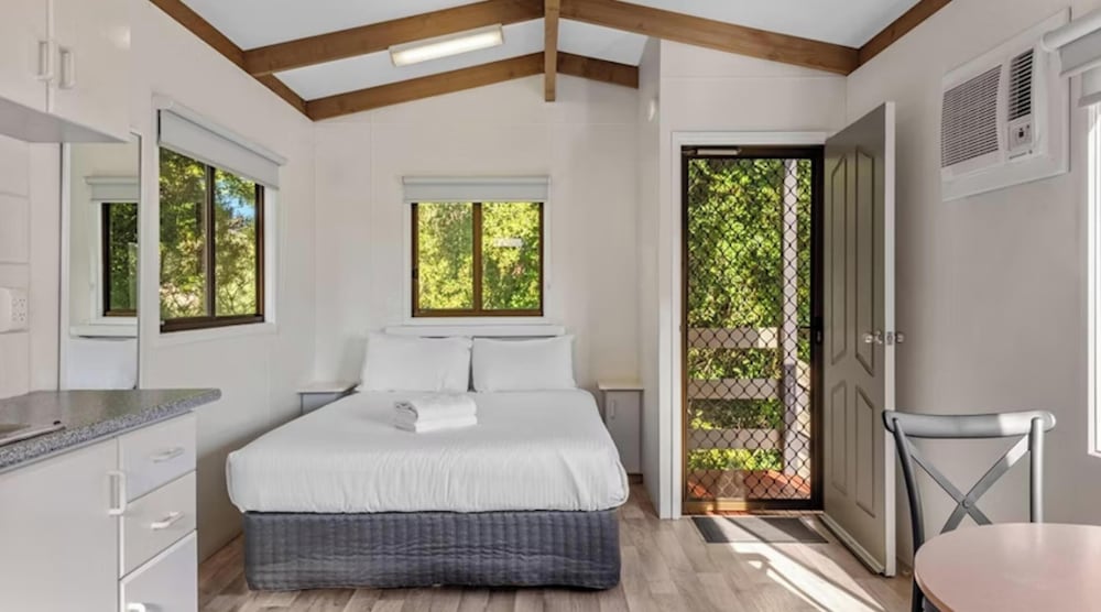 Studio, Cabin, Queen Bed, Pet Friendly