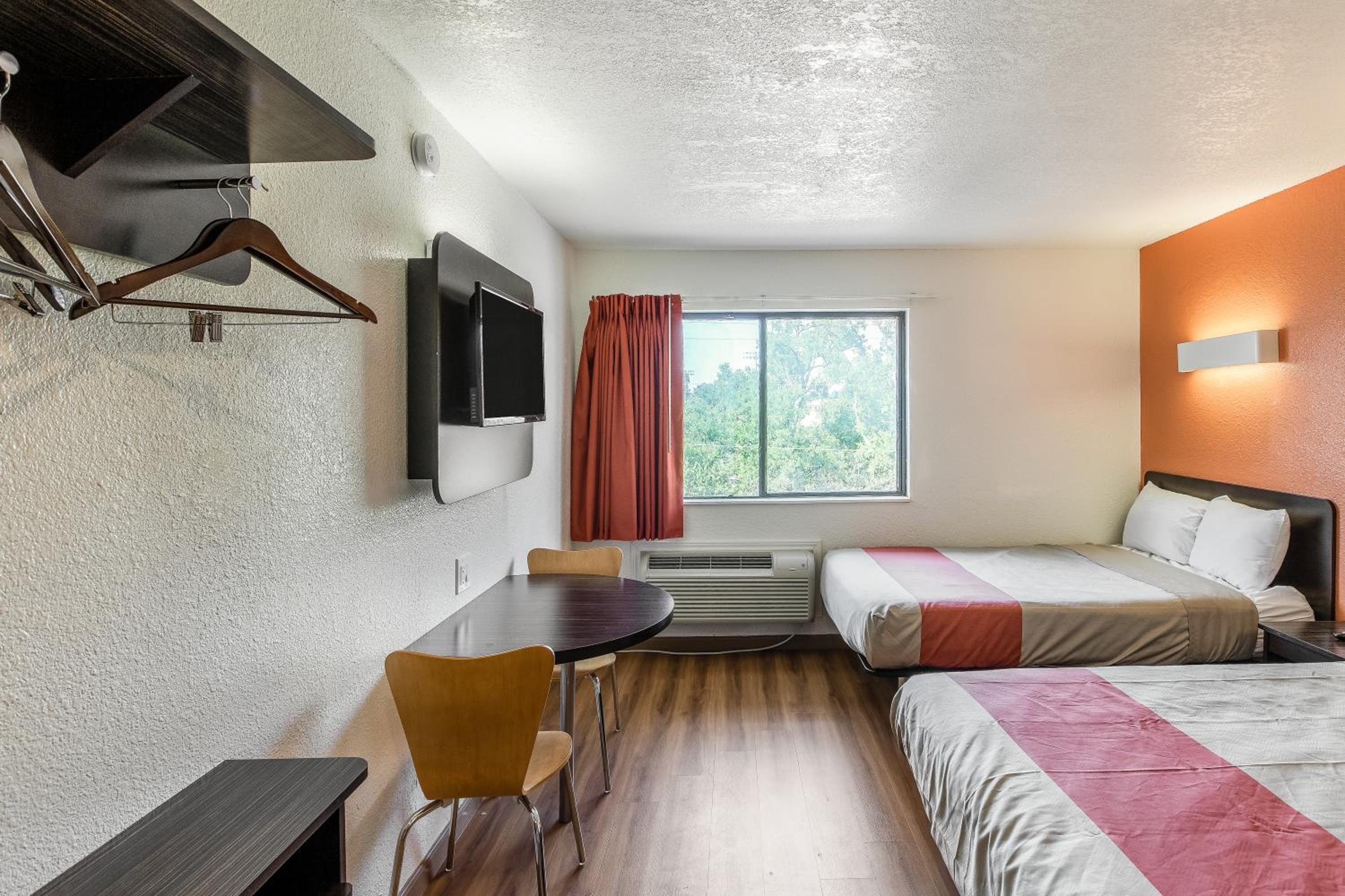ROOM, QUADRUPLE