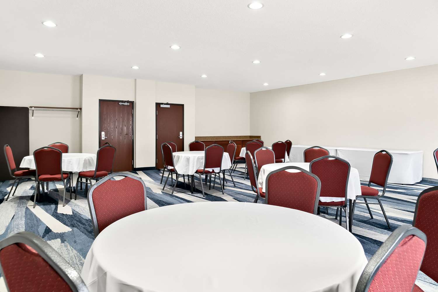 Holiday Inn Express & Suites Southfield - Detroit 10/11