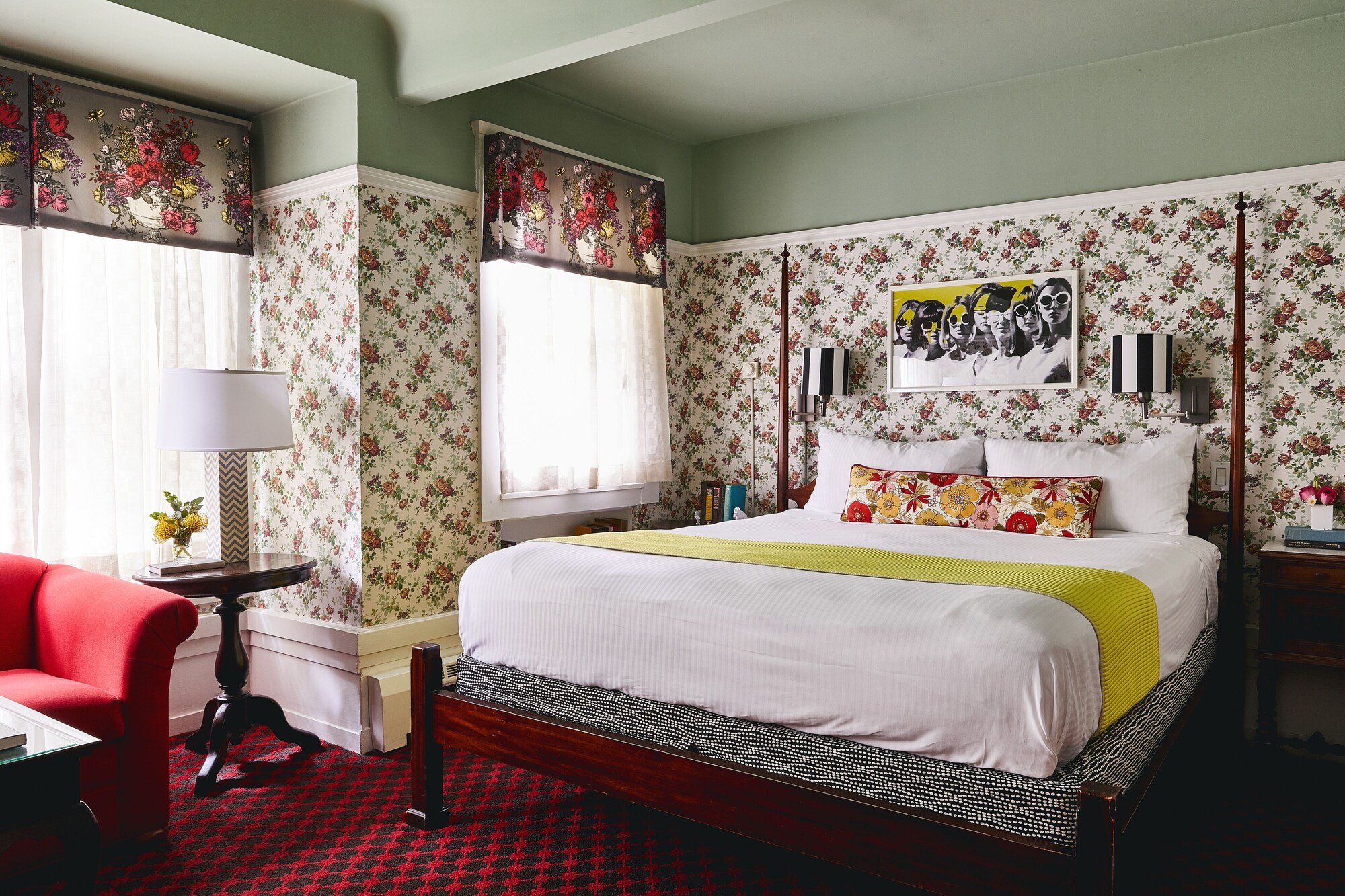 DELUXE, KING BED