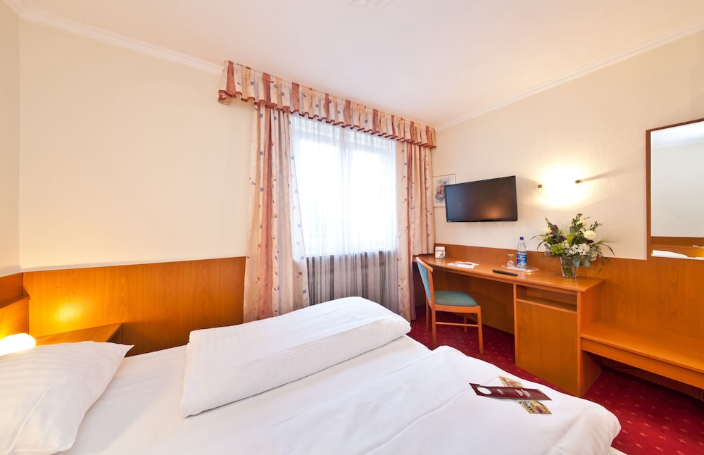 ROOM, QUEEN BED
