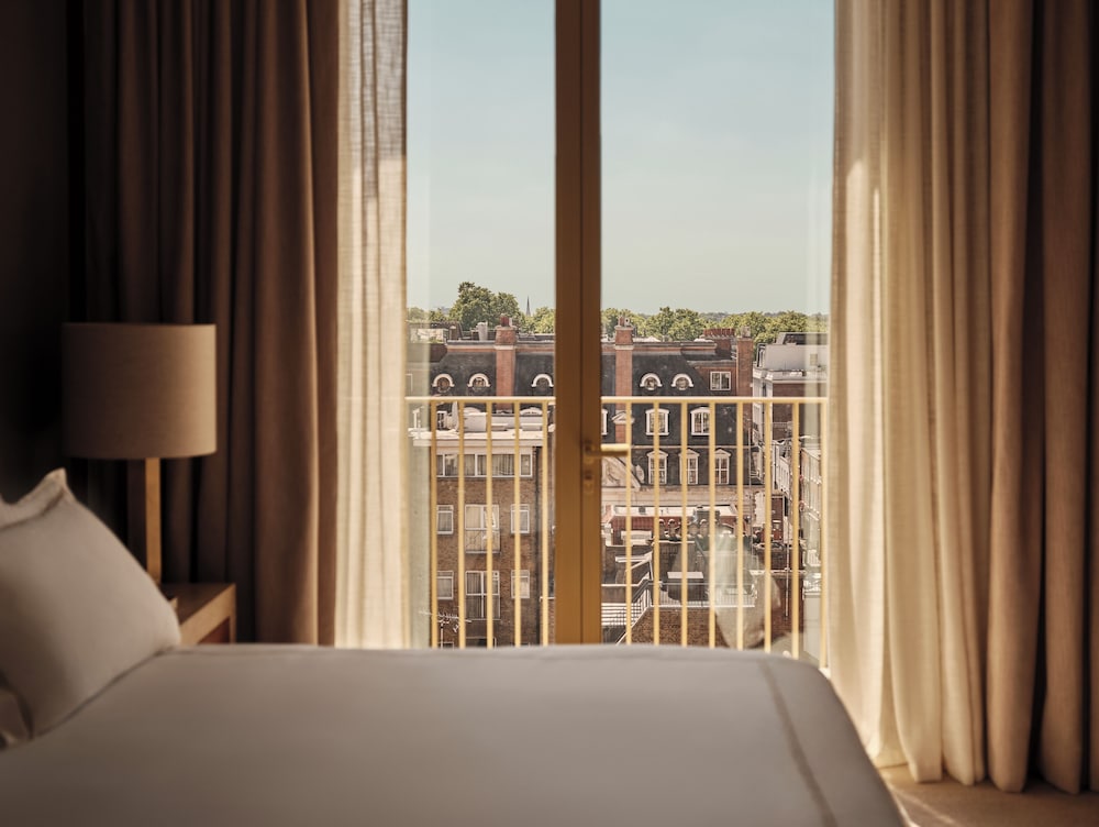 MEWS, JUNIOR SUITE