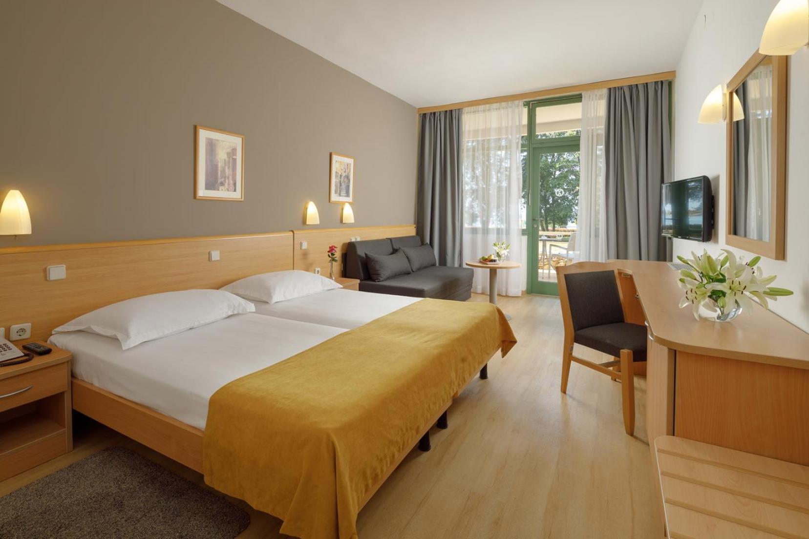 Premium, Twin Beds, Sea Side, Sofa, Balcony
