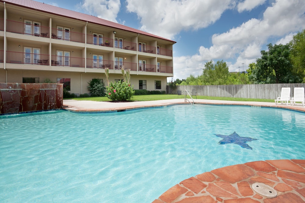 Holiday Inn Express Hotel Suites Kerrville 4/62