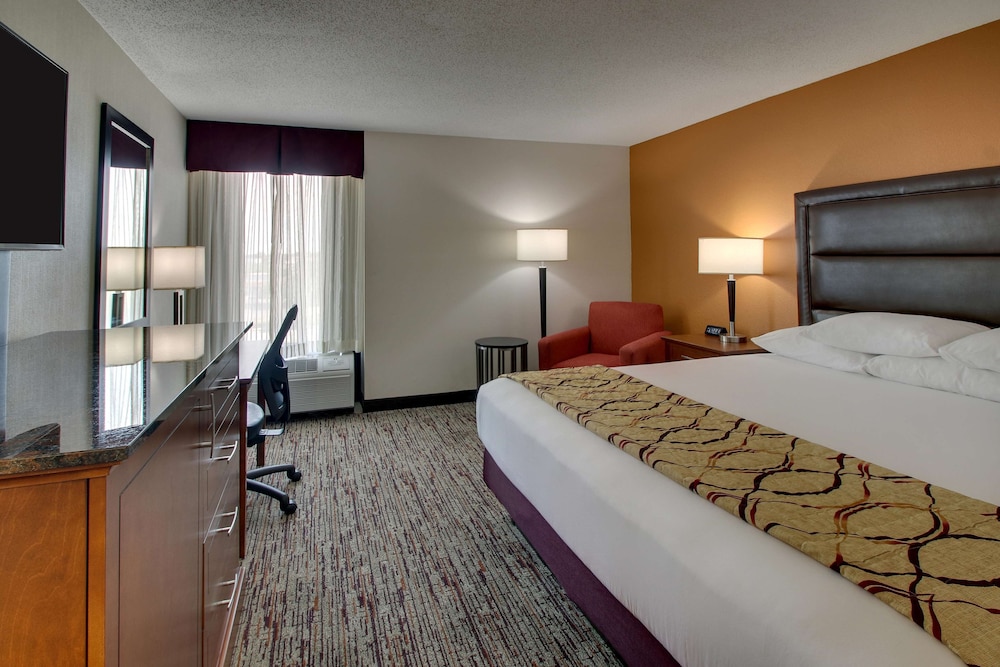 Drury Inn and Suites Evansville East 6/50