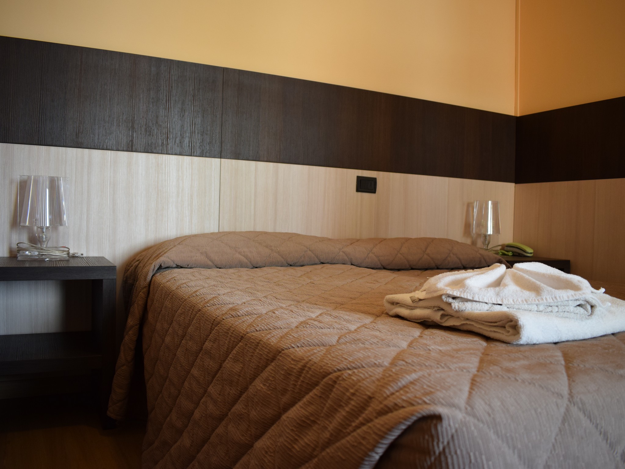 ROOM, SINGLE