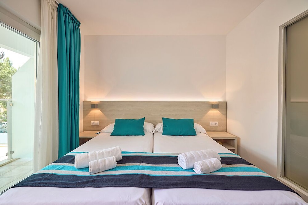 DELUXE, DOUBLE BED, POOL VIEW, BALCONY
