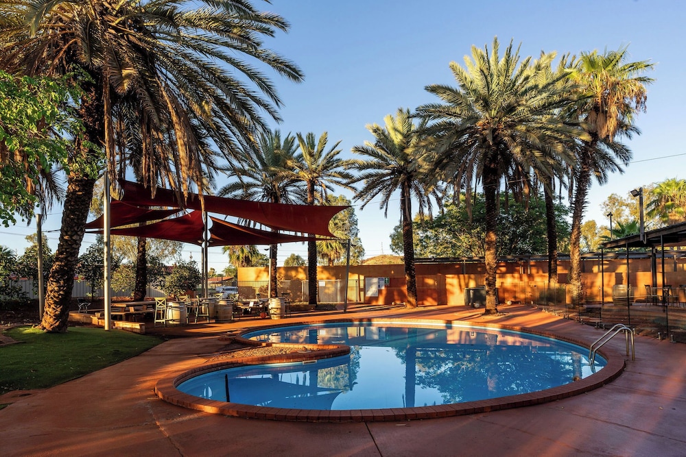 SEASONS HOTEL NEWMAN 42/44