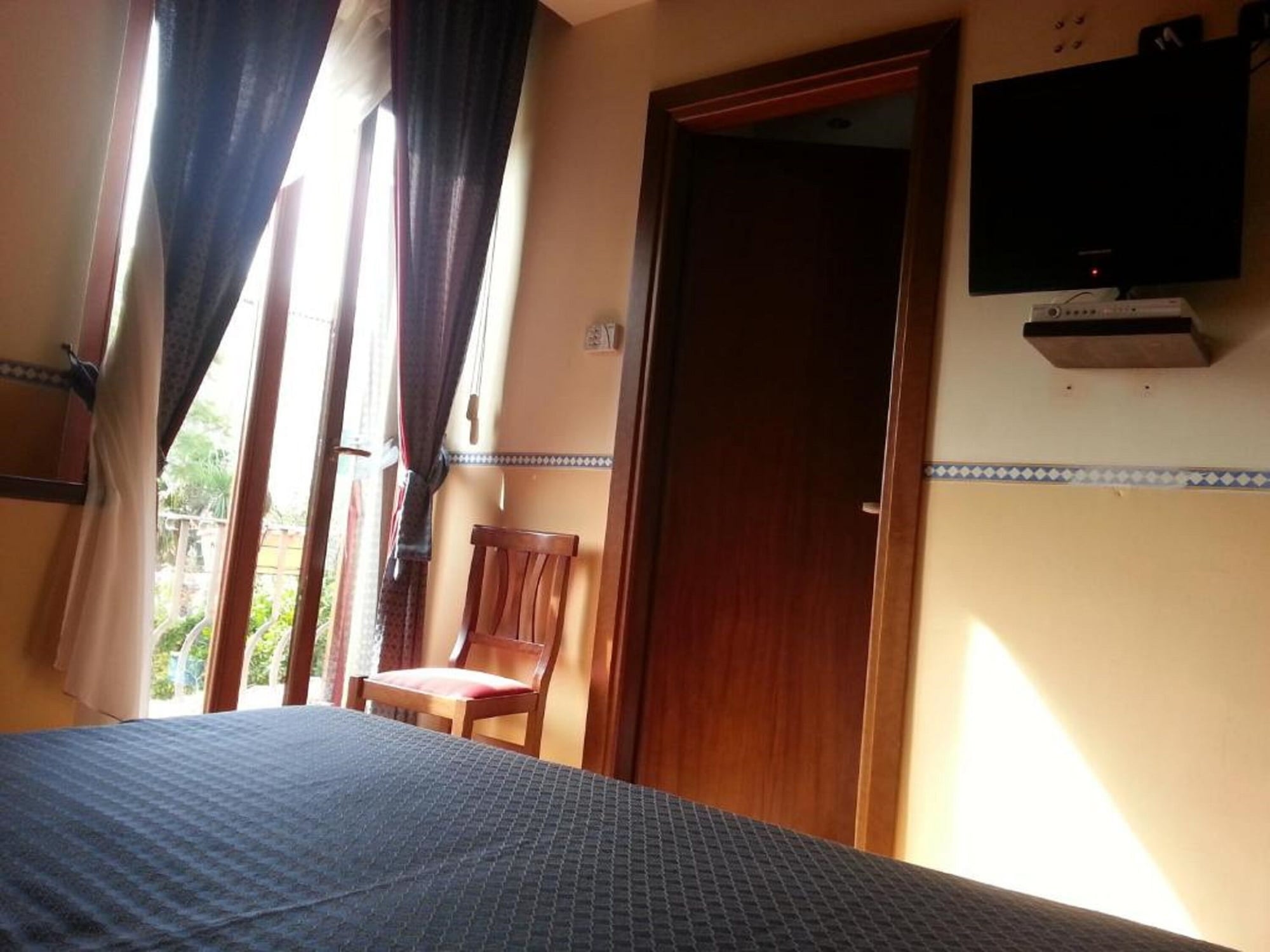 ROOM, SINGLE