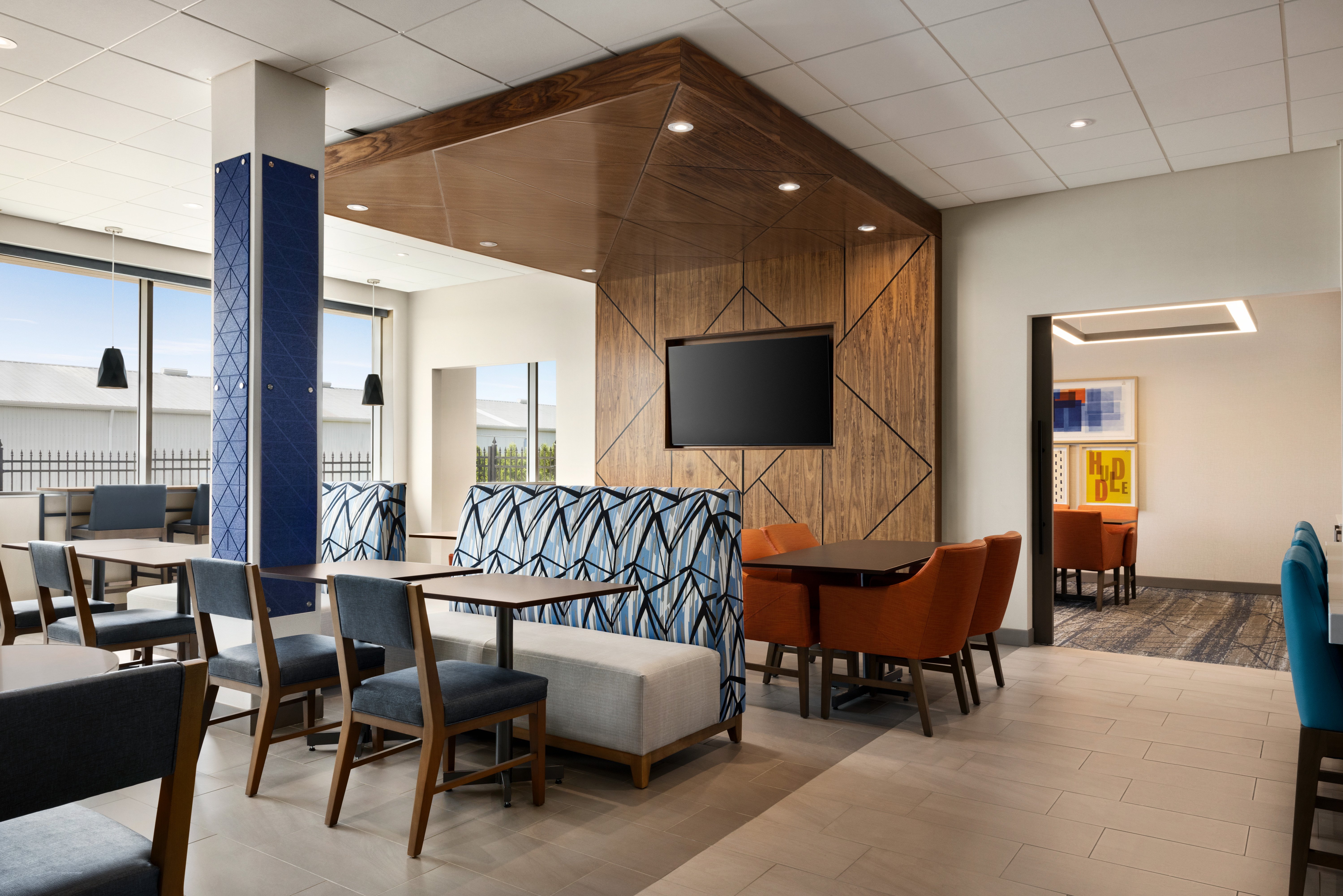 Holiday Inn Express STRATHROY 46/64