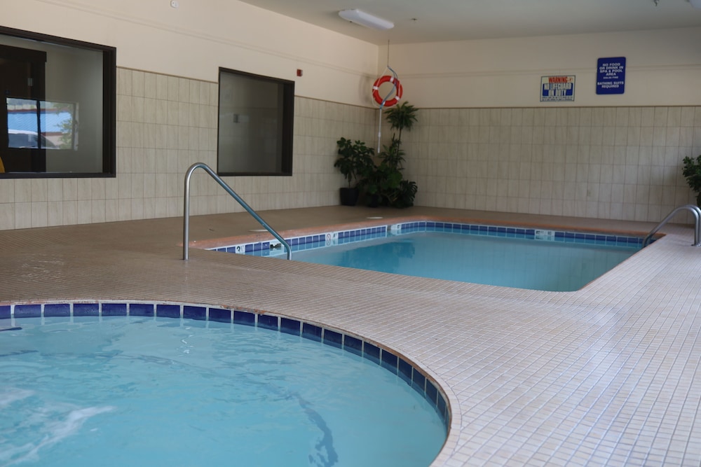 Luxury Inn And Suites 42/75
