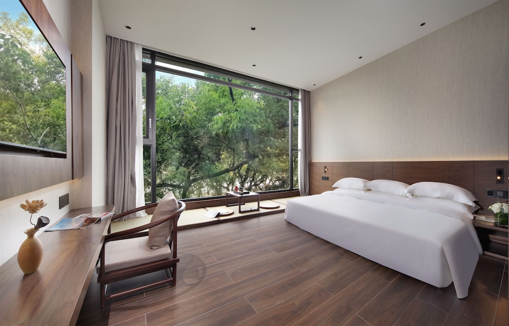 King Bed, Riverside