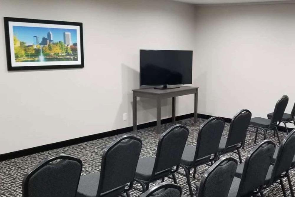 La Quinta Inn and Suites by Wyndham Indianapolis Downtown 45/50