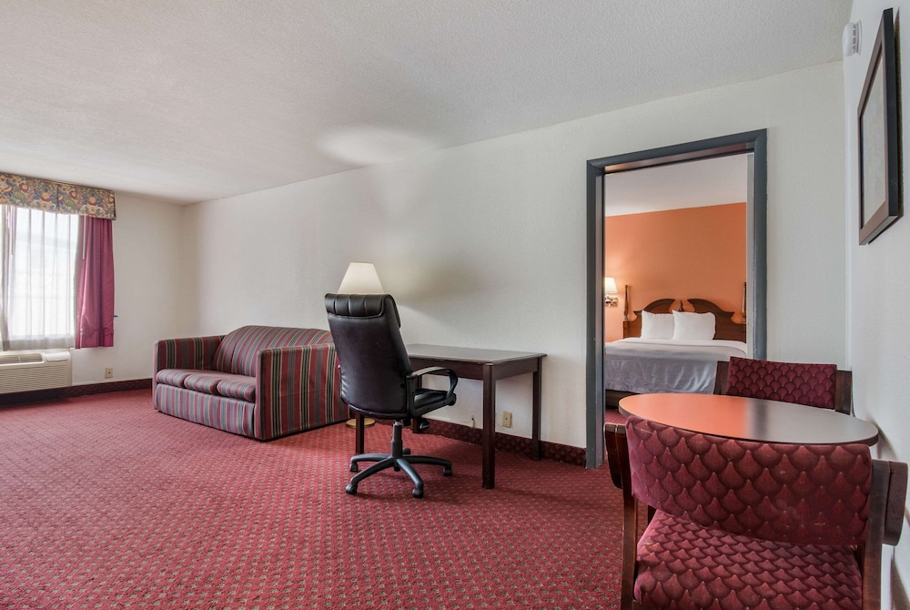 Econo Lodge Inn & Suites Chambersburg Central 23/27