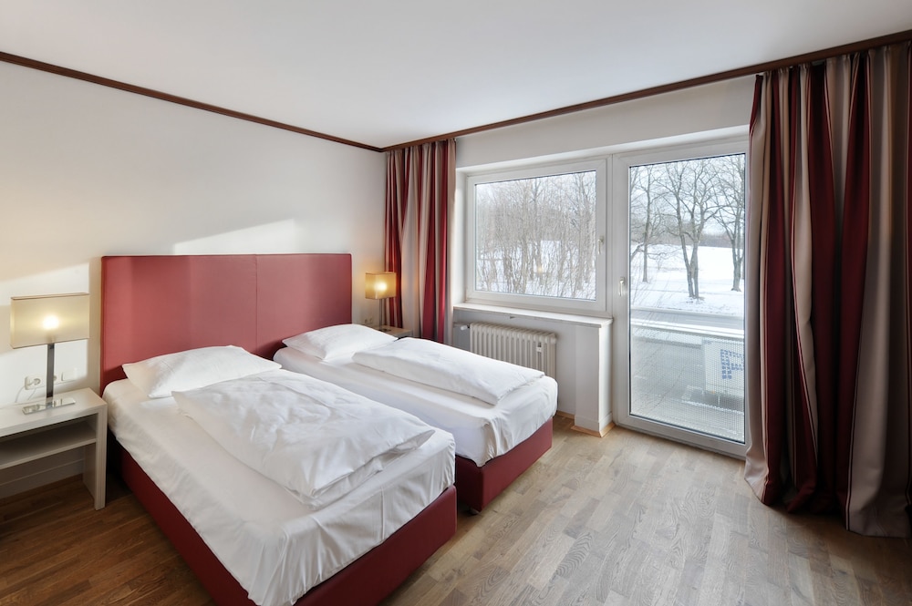 ROOM, TWIN BEDS