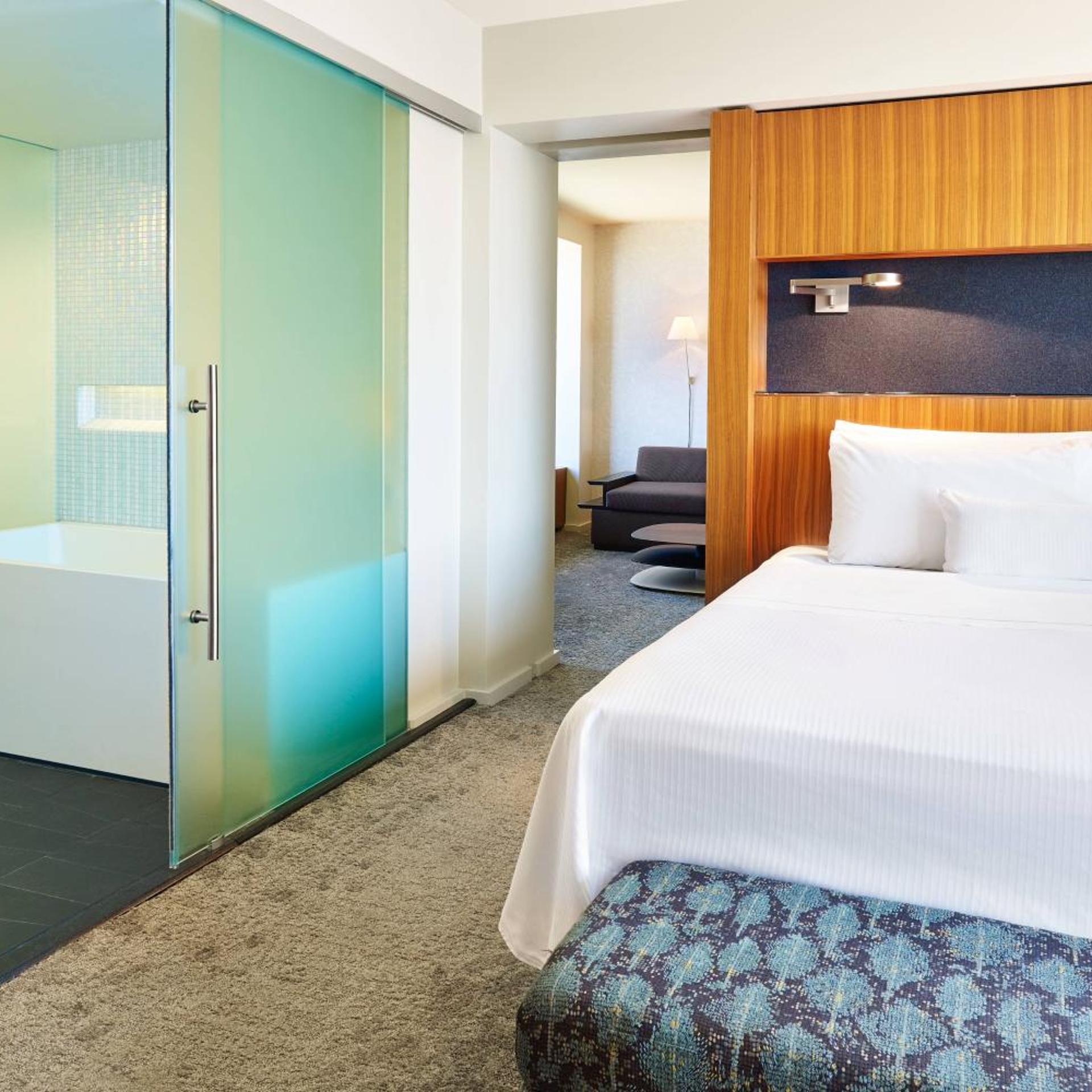Deluxe, Executive, Suite, Corner