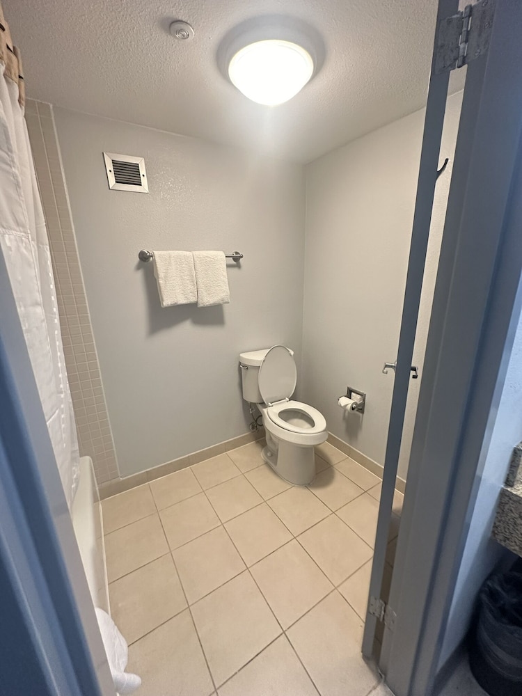 Super 8 by Wyndham Dallas Love Field Airport 60/60