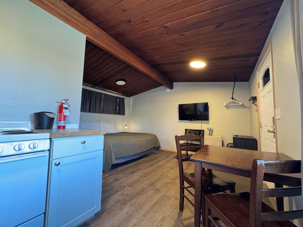 Pioneer Motel 33/43