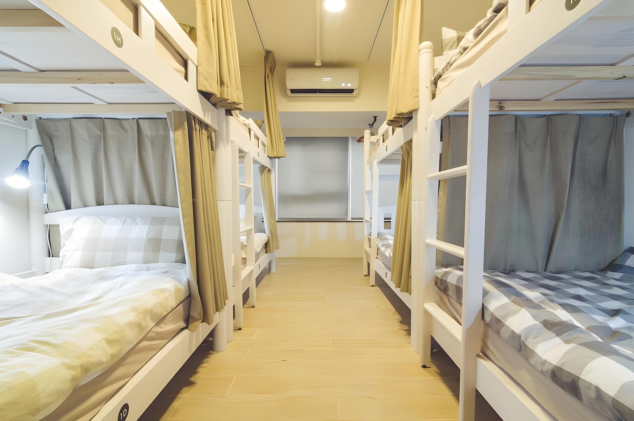 Private, Mixed Dorm, 6 People, Shared Bathroom
