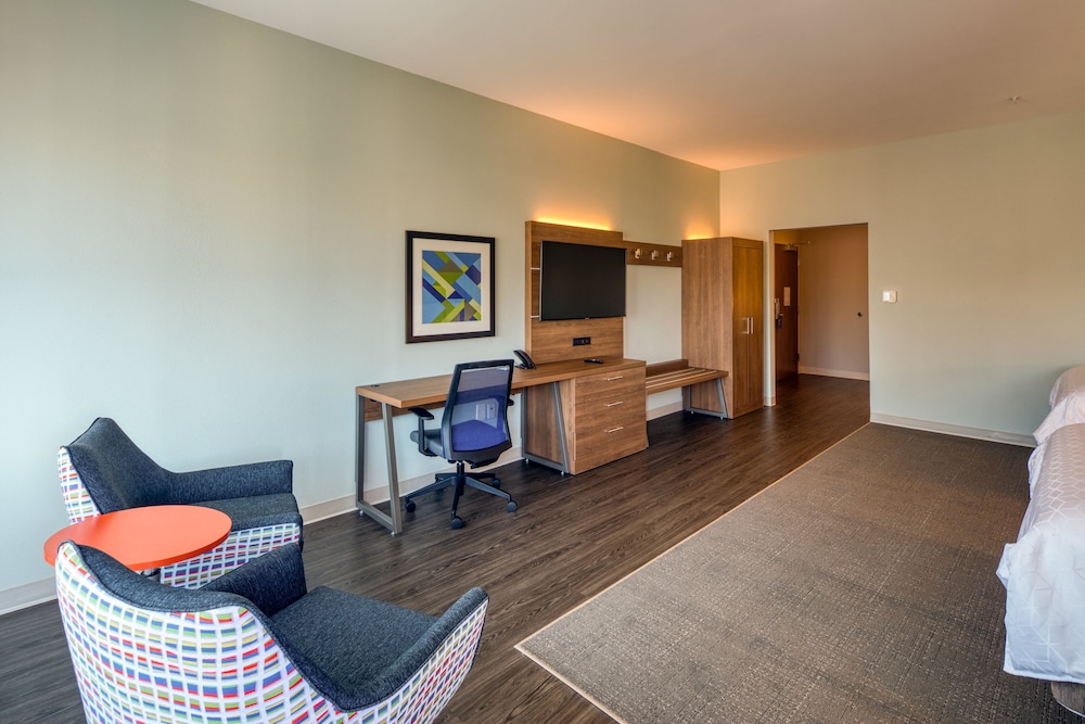 Holiday Inn Express & Suites Charlotte - South End 29/73