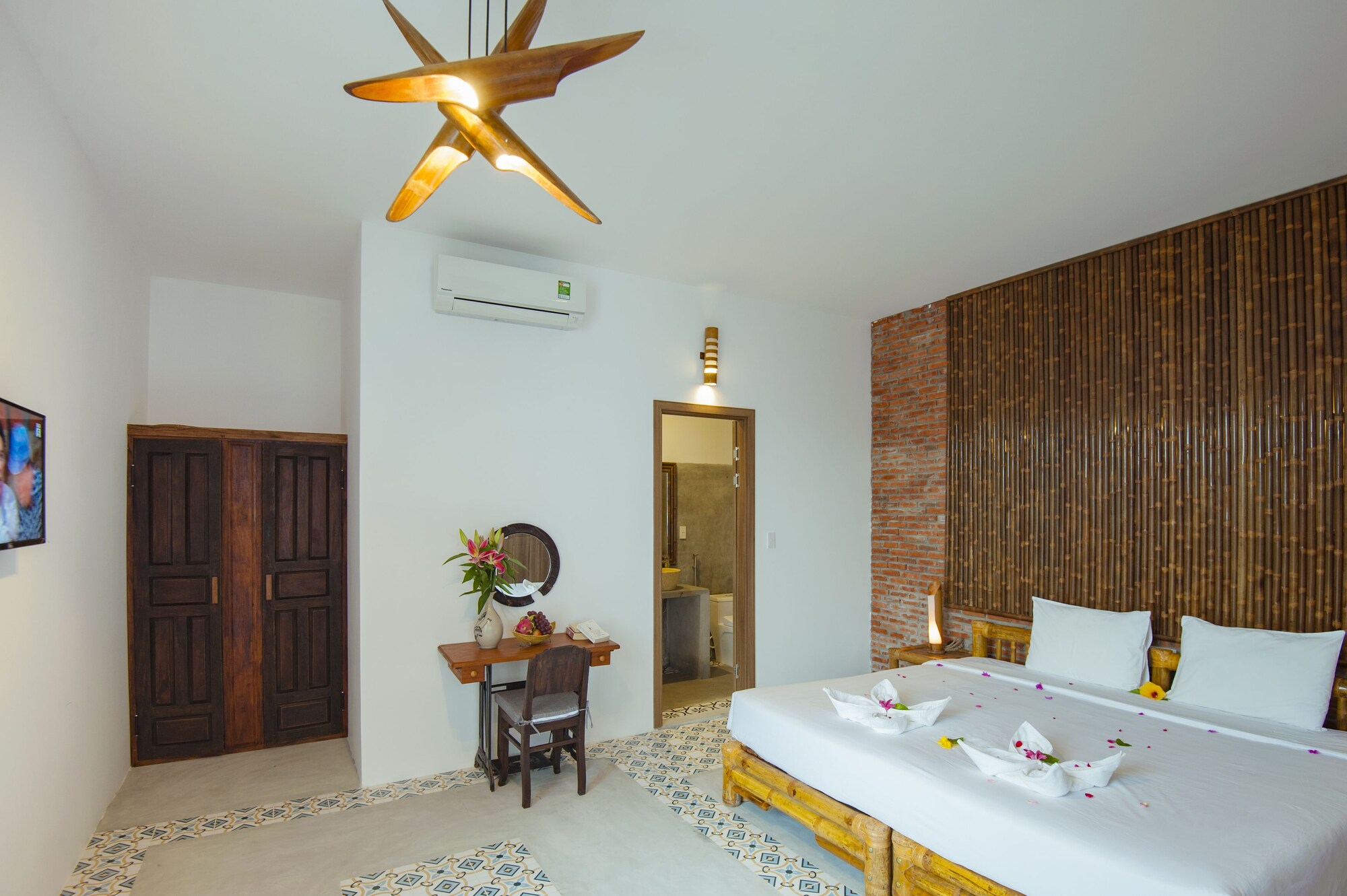 DELUXE, DOUBLE OR TWIN BED
