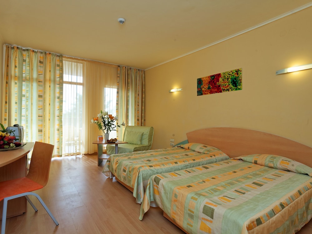 ROOM, DOUBLE OR TWIN BED, BALCONY