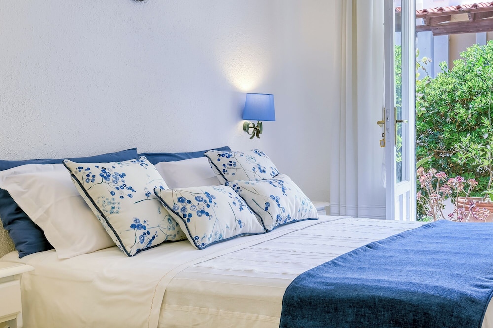 Traditional, Queen Bed