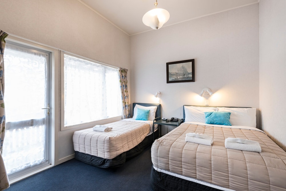Budget, 1 Double and 1 Single Bed, Xl