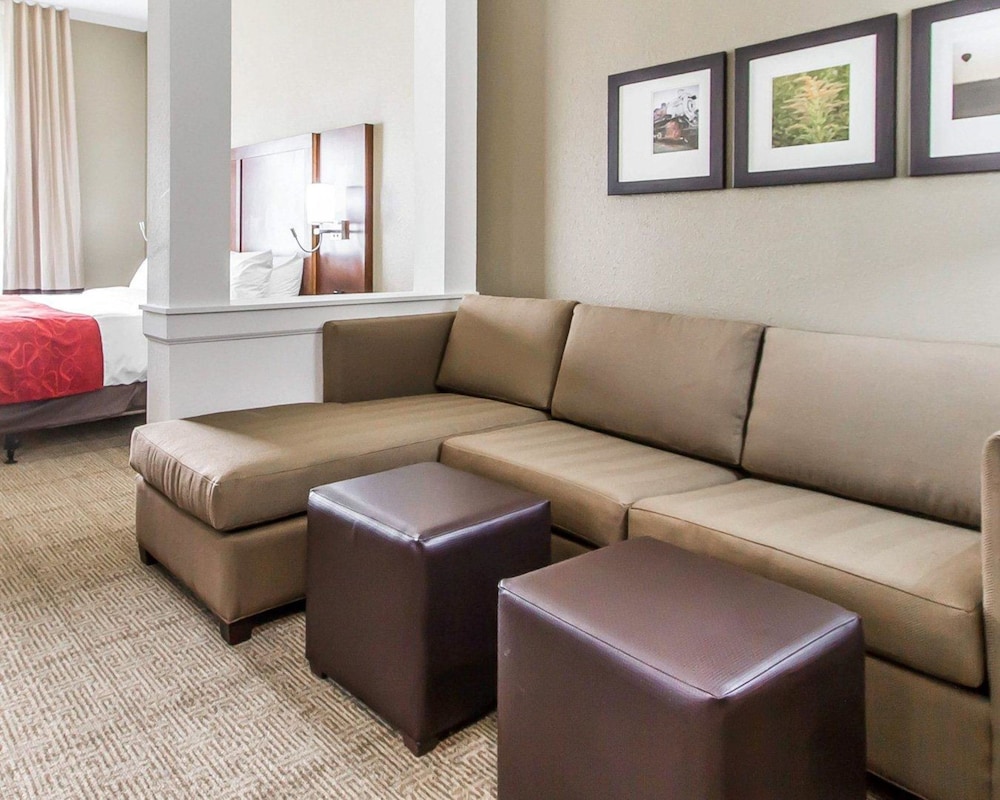 Comfort Suites West Omaha, NE 24/50
