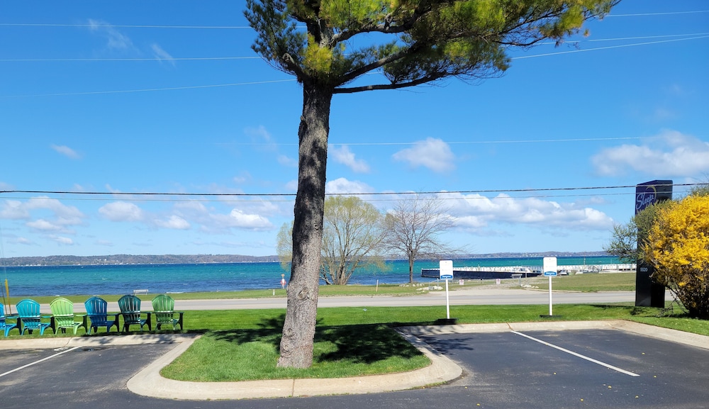 Sleep Inn & Suites Bay View Acme - Traverse City 65/68