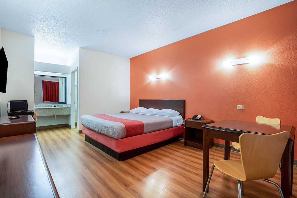 غرفة ديلوكس بسرير كينج مع أريكة لذوي الإعاقة، Motel6 Covington, TN 2/4