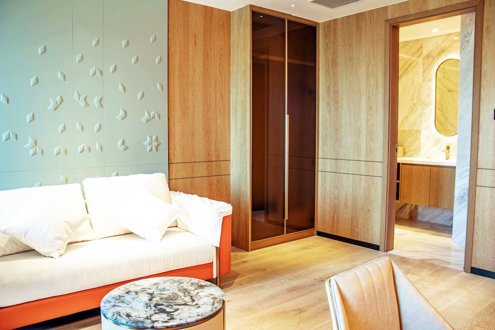 YOHO Treasure Island Hotel 27/60