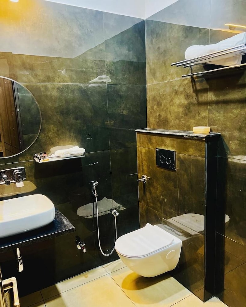 R.G Bilkha Hotel and Resorts 44/47