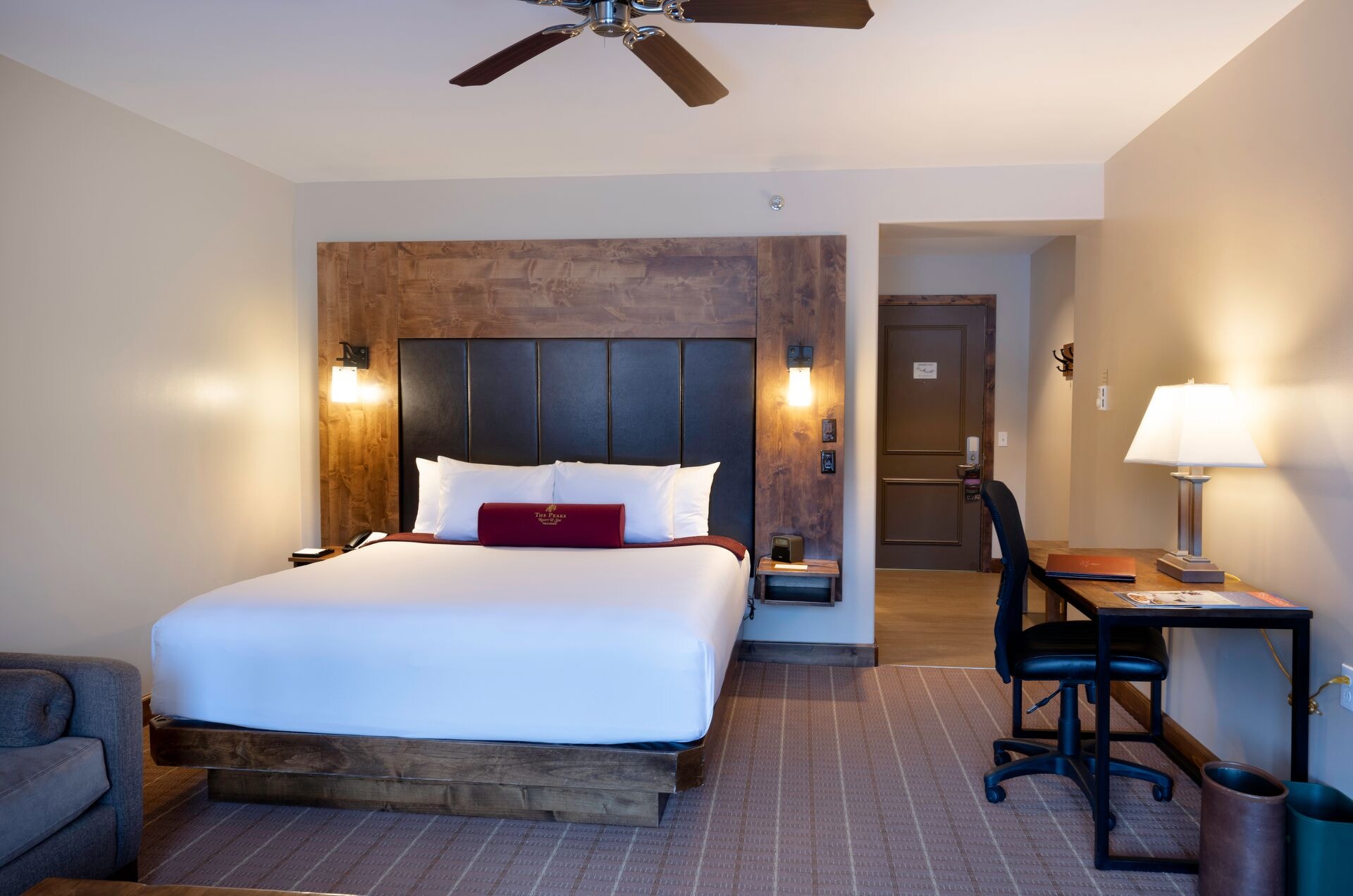 Sunset, King Bed, with View، The Peaks Resort And Spa 2/4
