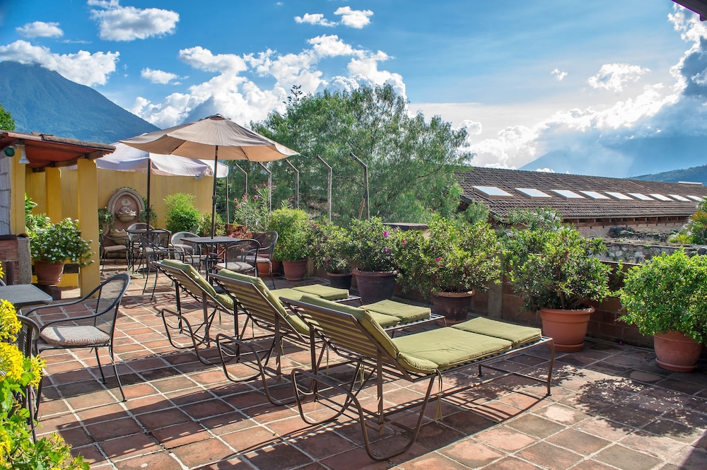 LAS CAMELIAS INN 38/50