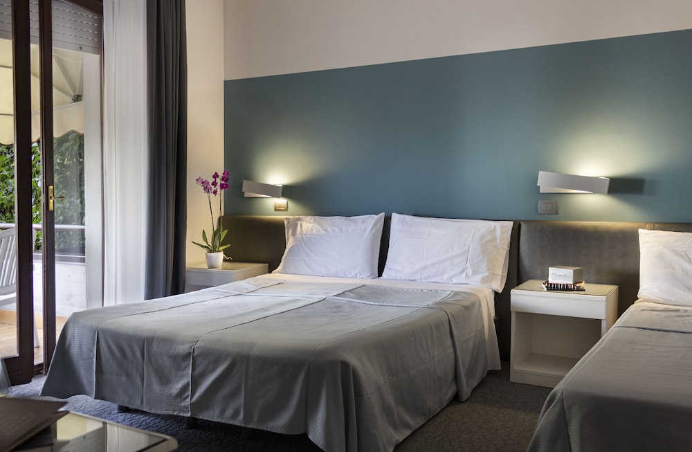 Hotel Desiree 12/67