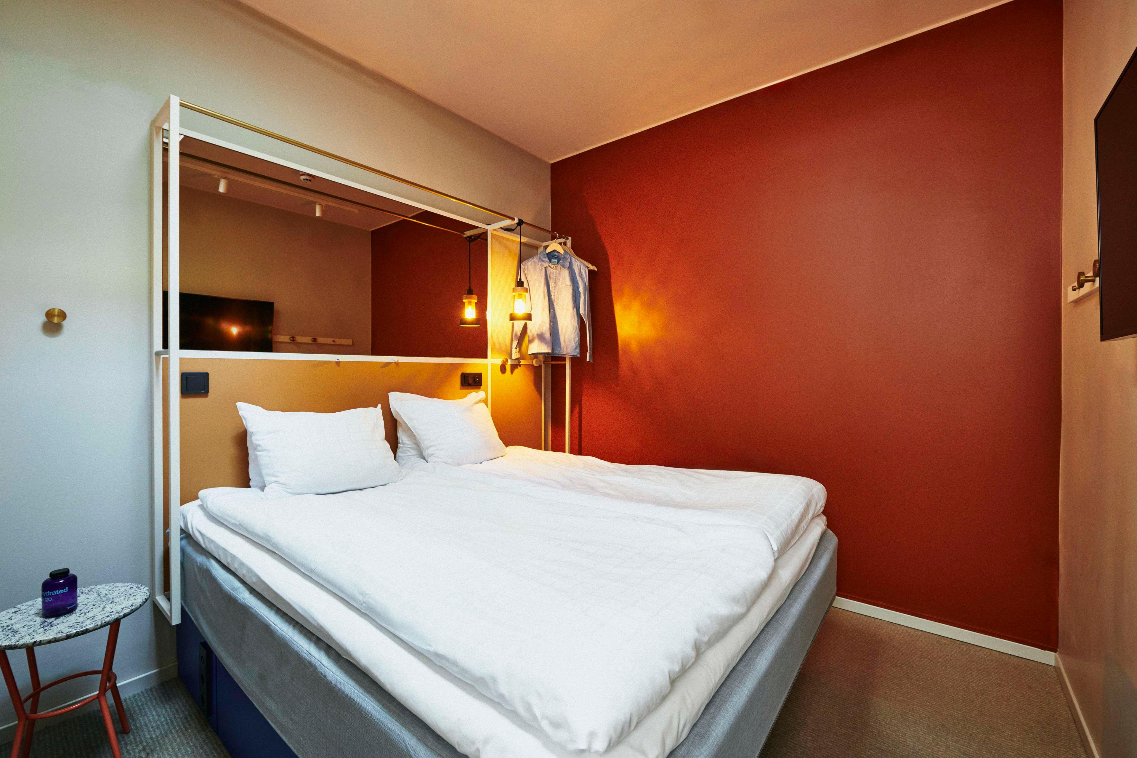 Room, Single, Queen Bed, No Window