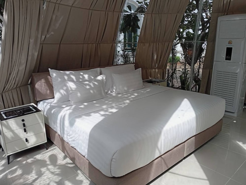 Dome, Suite, King Bed