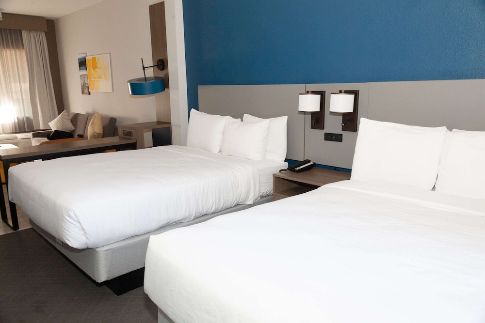 SUITE, MULTIPLE BEDS
